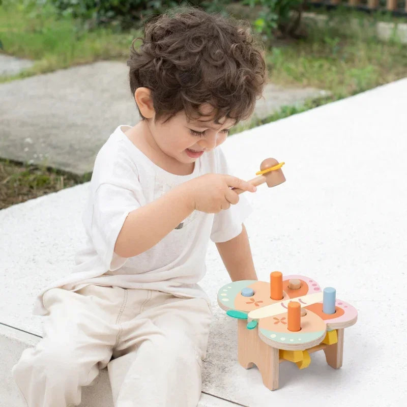CLASSIC WORLD Wbijak Pastelowy Motylek Montessori z Młoteczkiem - zabawki-dla-dziewczynki