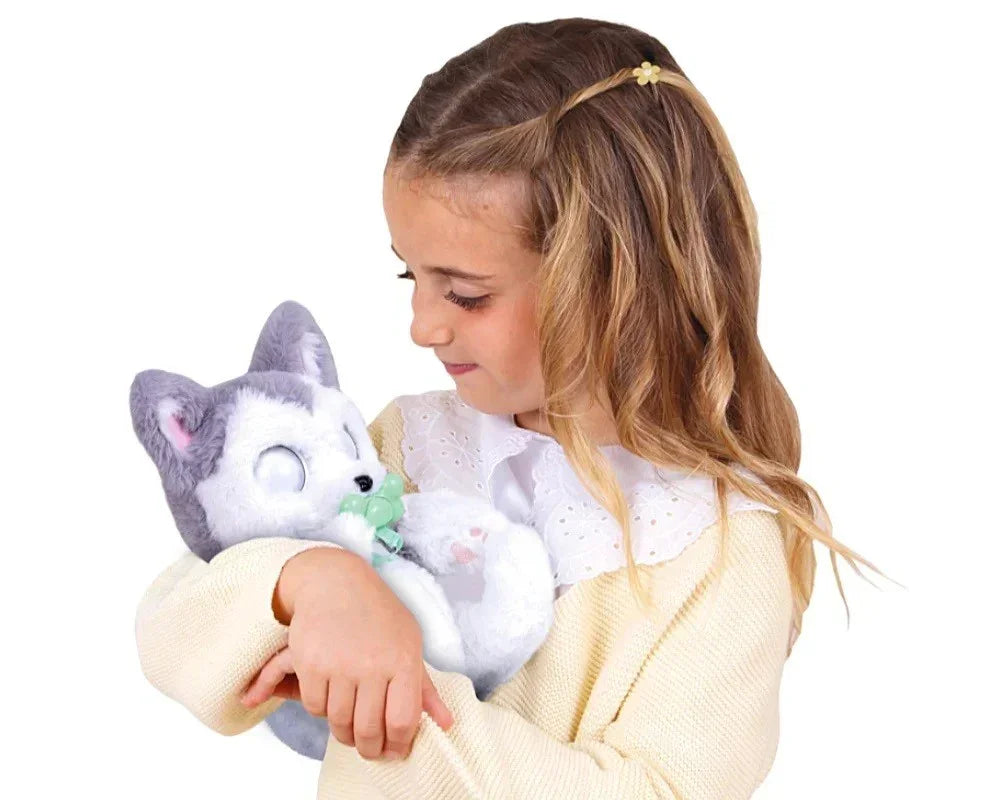 Dziewczynka trzyma pluszową zabawkę husky - zabawki-dla-dziewczynki