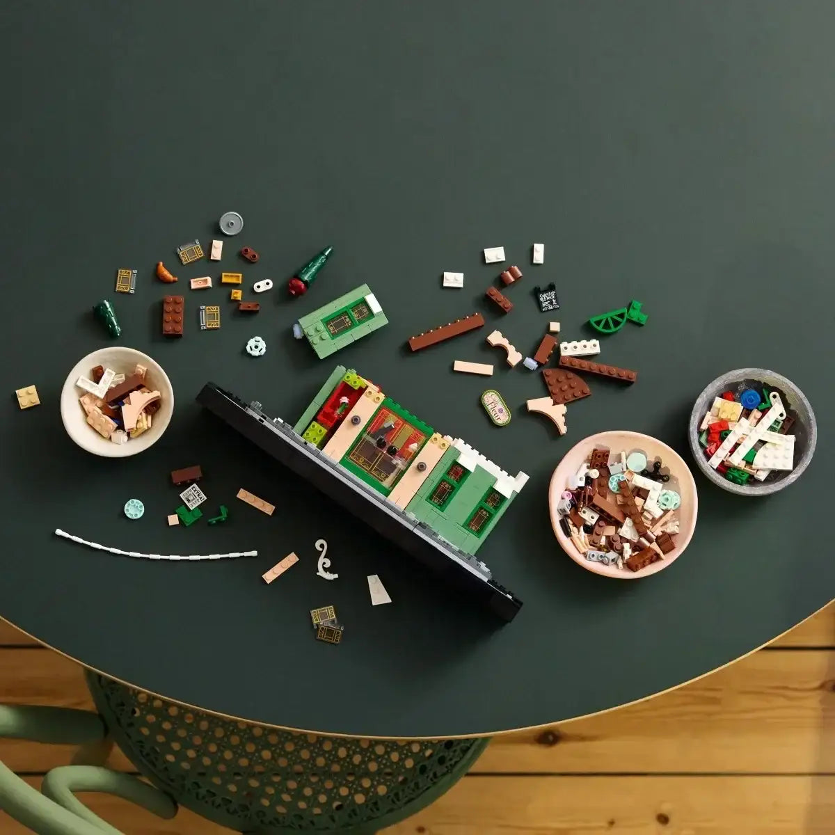 Kreatywny zestaw LEGO Icons Francuska kawiarenka - zabawki-dla-dziewczynki