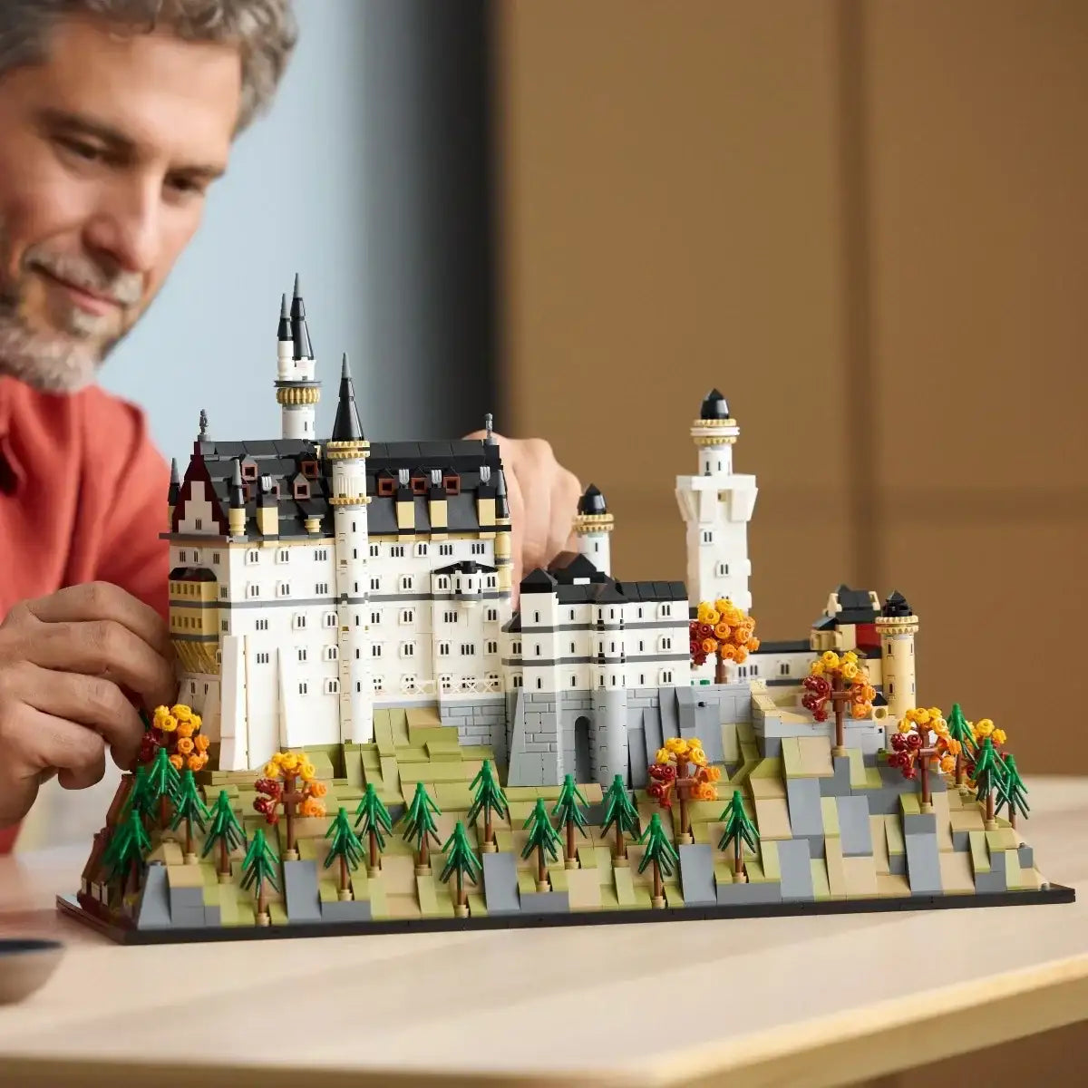 Mężczyzna buduje zamek z klocków LEGO, kreatywna zabawka dla dzieci rozwijająca wyobraźnię - zabawki-dla-dziewczynki