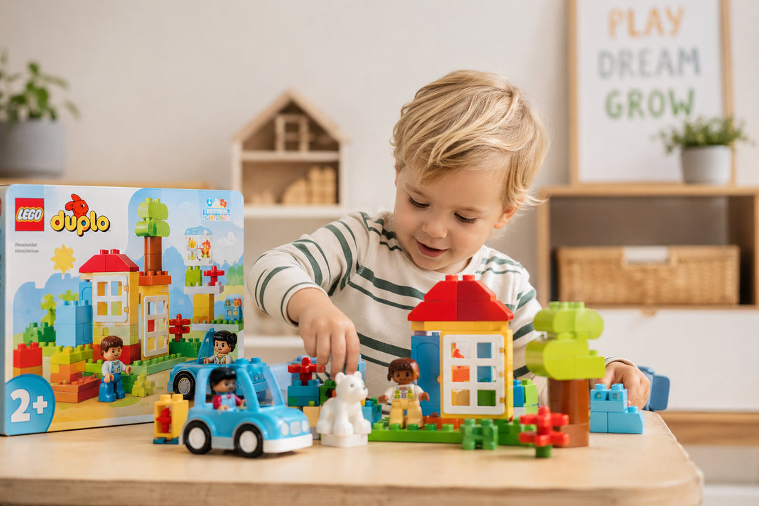 Dziecko bawiące się kolorowymi klockami LEGO DUPLO przy drewnianym stoliku w jasnym pokoju dziecięcym – kreatywna zabawa rozwijająca wyobraźnię i zdolności manualne najmłodszych.
