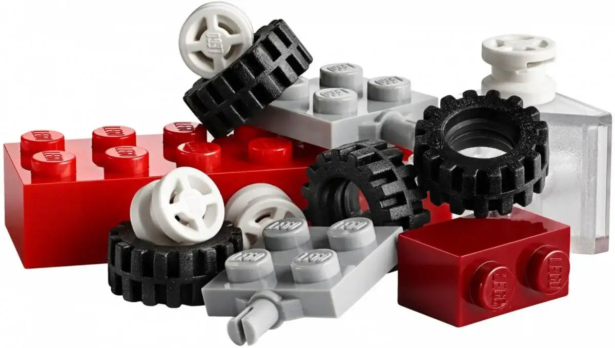 Czerwone i szare klocki LEGO z czarnymi kołami, kreatywne zabawki dla dziewczynki