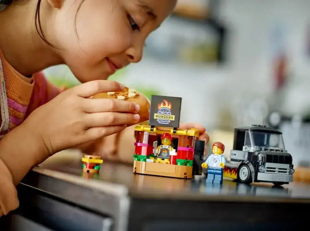 Dziewczynka bawi się kreatywnymi klockami LEGO, burgerownia i samochód  - zabawki-dla-dziewczynki