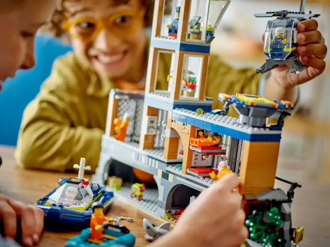 Dzieci bawią się kreatywnym zestawem klocków LEGO, rozwijając wyobraźnię przy zabawie