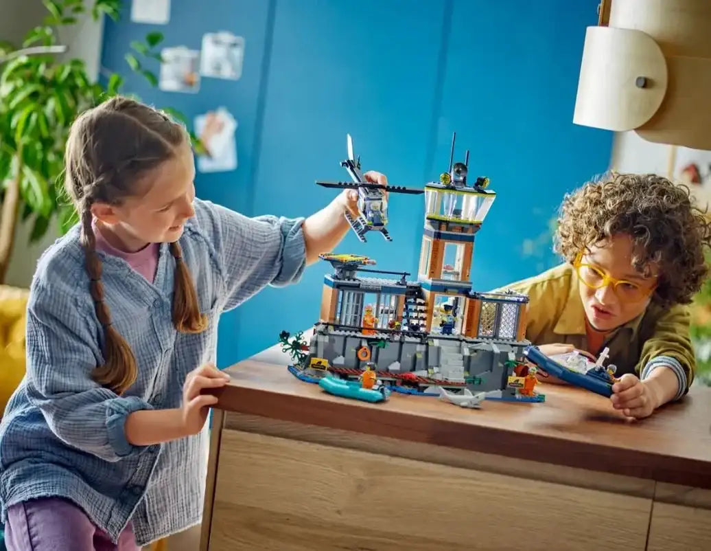 Dzieci bawią się kreatywnym zestawem klocków budowlanych LEGO na stole, zabawki dla dziewczynek