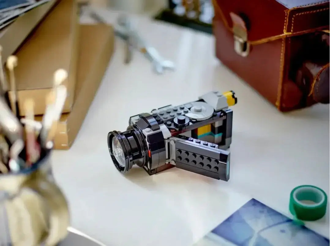 Zabawka kamera z klocków LEGO na biurku, kreatywna zabawka dla dziewczynki