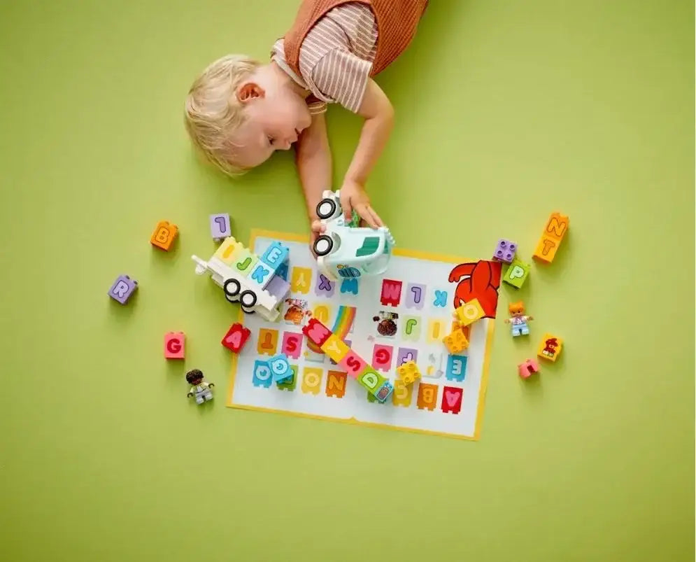 Zestaw LEGO DUPLO 10421 z figurkami i literowymi klockami do nauki alfabetu - zabawki-dla-dziewczynki