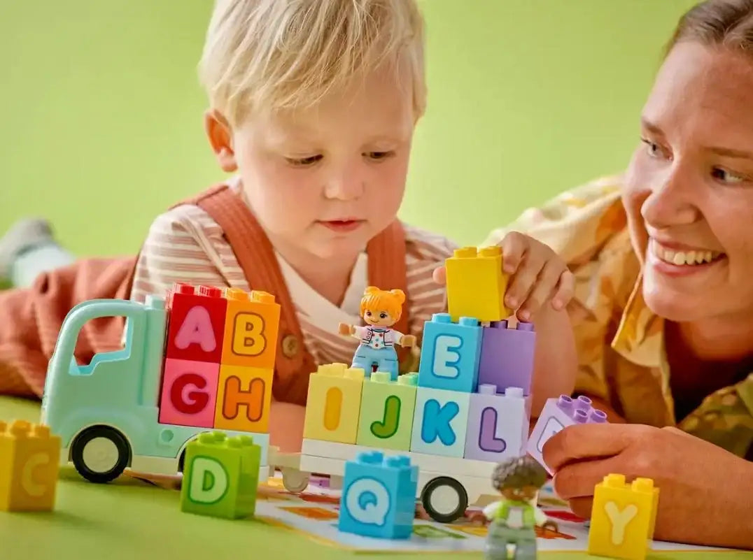 Kreatywna zabawa dla maluchów z LEGO DUPLO Ciężarówka z alfabetem - zabawki-dla-dziewczynki
