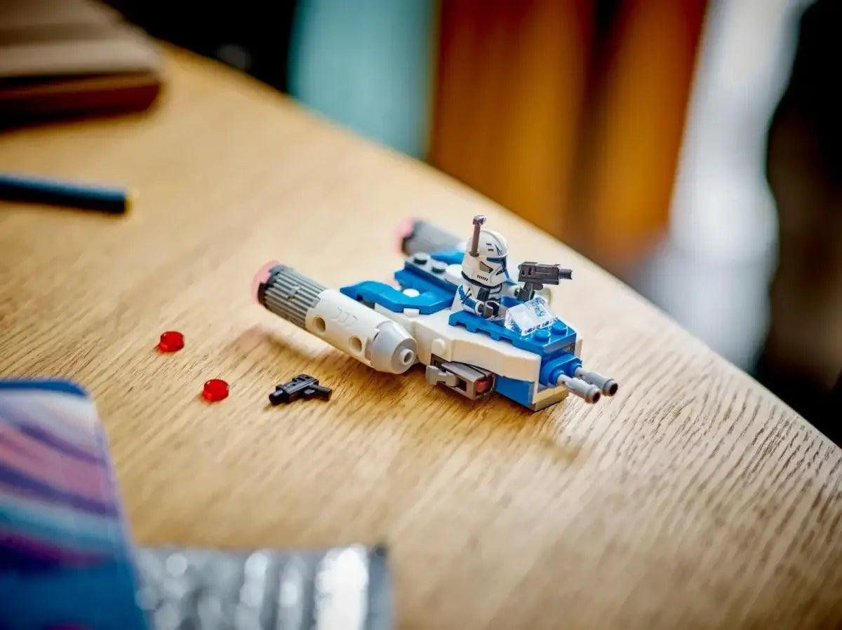 klocki LEGO pojazd kosmiczny z figurką żołnierza na drewnianym stole, zabawki dla dzieci - zabawki-dla-dziewczynki