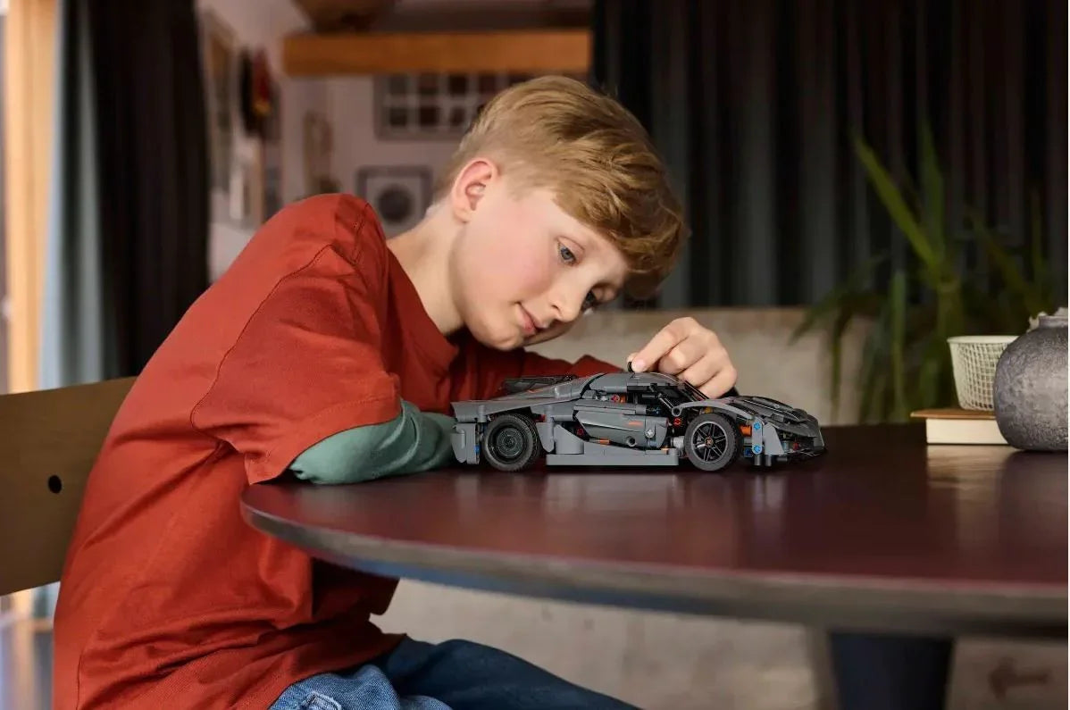 Klocki Technic 42173 Szary hipersamochód Koenigsegg Jesko Absolut - zabawki-dla-dziewczynki