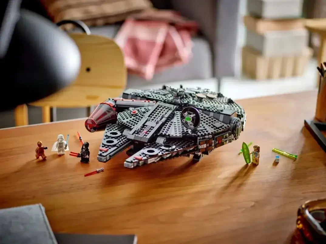 Zabawka LEGO statek kosmiczny z figurkami na drewnianym stole - zabawki-dla-dziewczynki