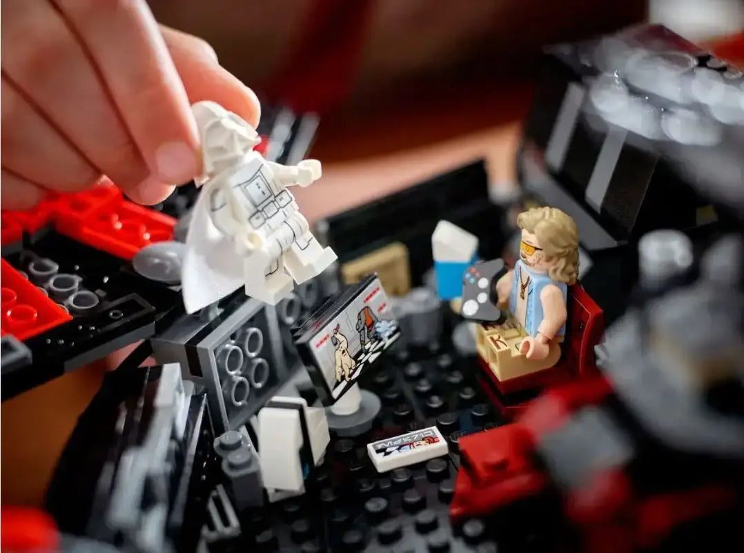 Zestaw klocków LEGO, ręka układa biały minifigurkę, dziewczynka bawi się zabawkami kreatywnymi - zabawki-dla-dziewczynki