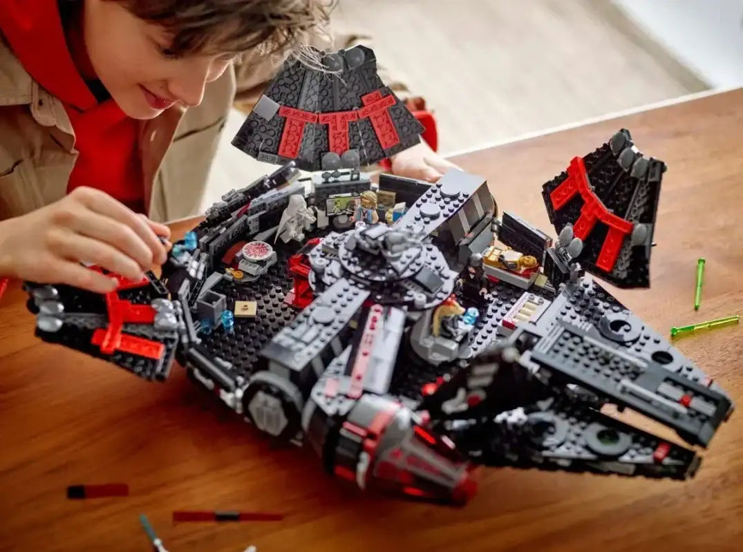 Dziecko bawi się czarnym statkiem kosmicznym LEGO na drewnianym stole, zabawki kreatywne dla dzieci - zabawki-dla-dziewczynki