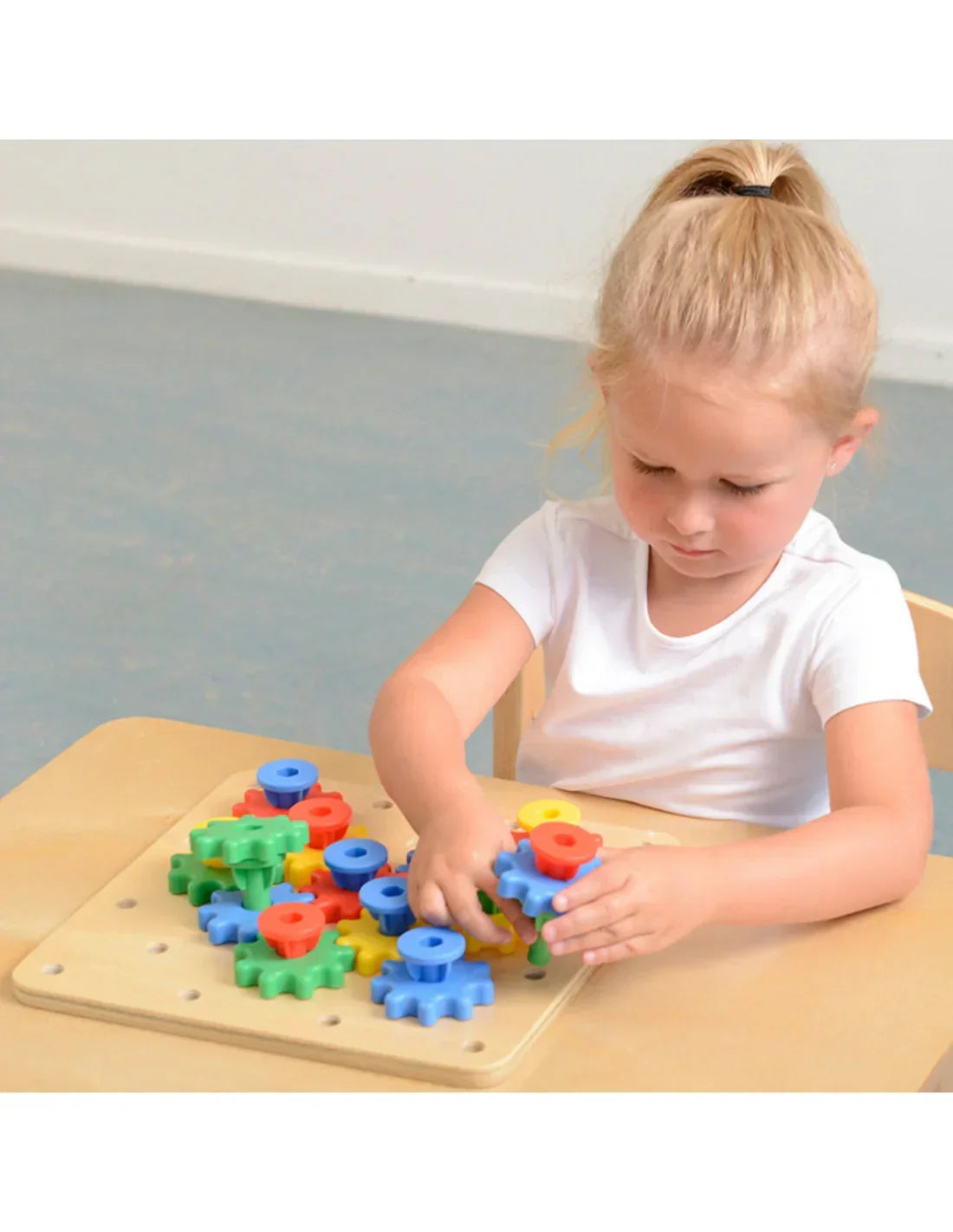 Drewniana tablica edukacyjna koła zębate mechanizm - zabawki-dla-dziewczynki