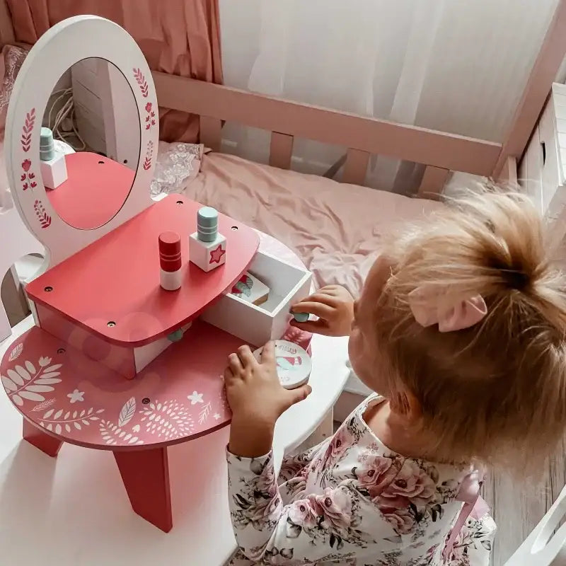 Drewniana różowa toaletka TOOKY TOY do makijażu z lustrem dla dzieci - zabawki-dla-dziewczynki