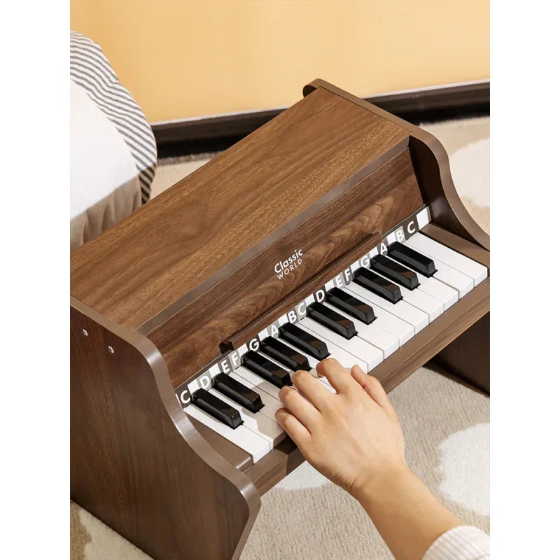 Drewniany instrument CLASSIC WORLD pianino klasyczne z książeczką - zabawki-dla-dziewczynki