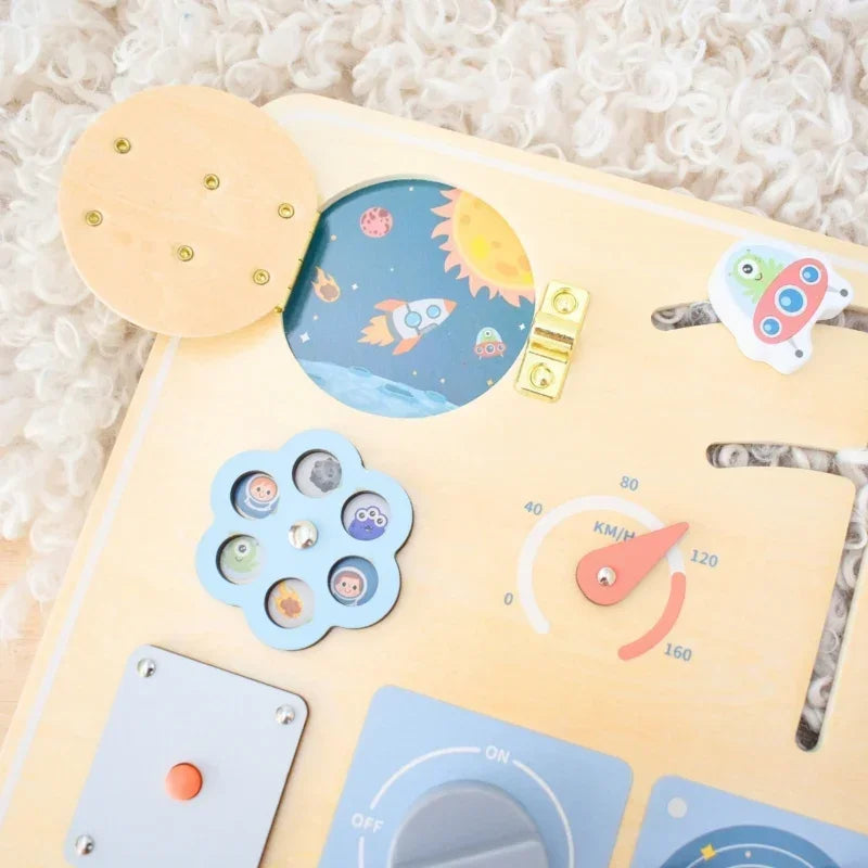 Tablica Montessori TOOKY TOY rozwija zdolności manualne - zabawki-dla-dziewczynki