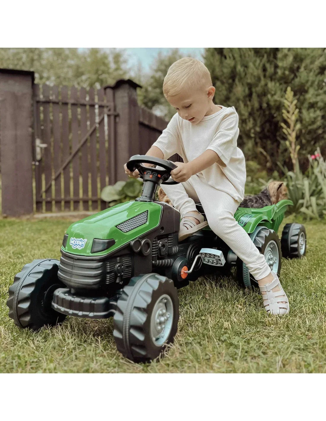 WOOPIE Traktor na Pedały Farmer GoTrac MAXI z przyczepą w ogrodzie - zabawki-dla-dziewczynki