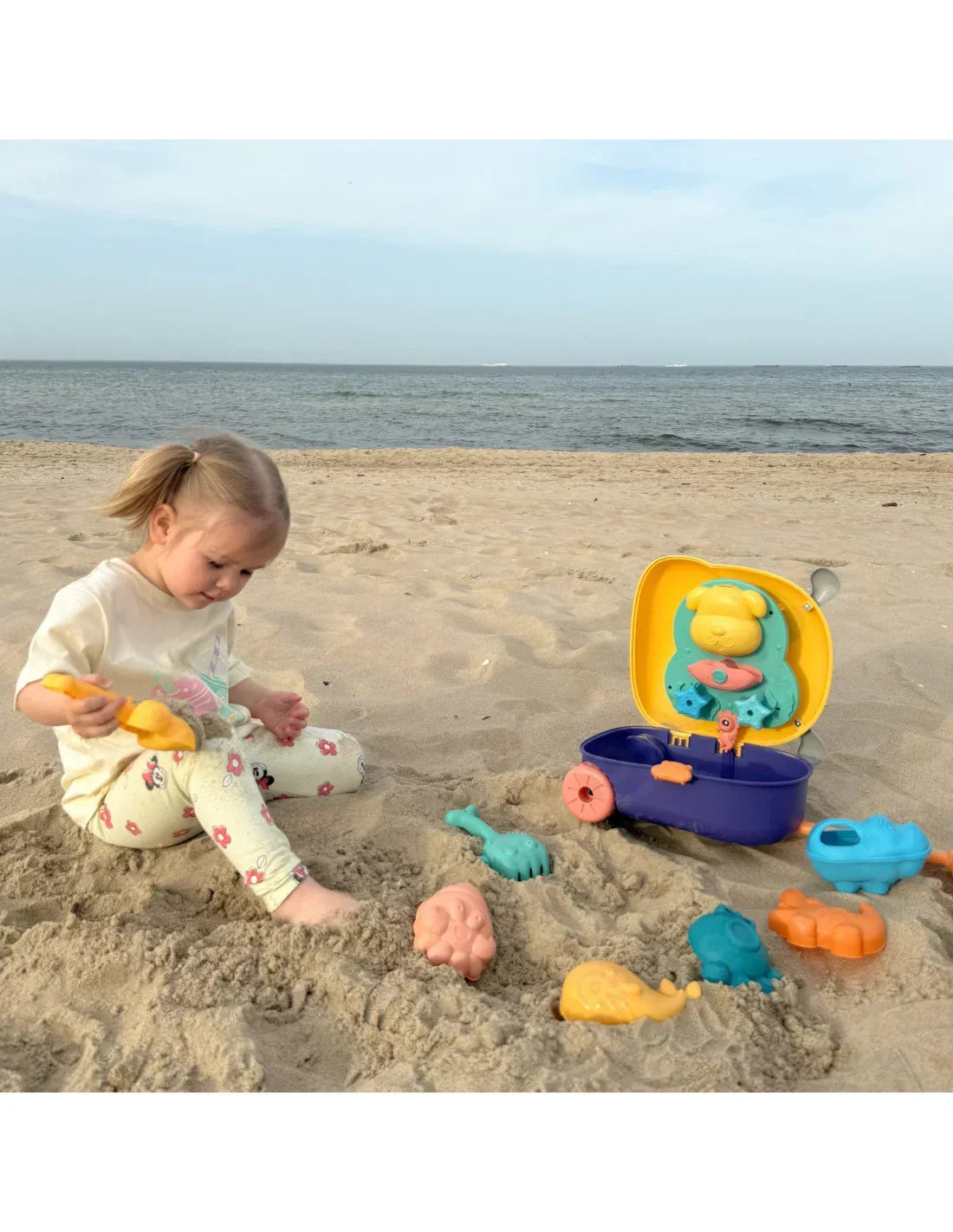 Dziewczynka bawi się kreatywnymi zabawkami do piasku na plaży nad morzem zabawki-dla-dziewczynki