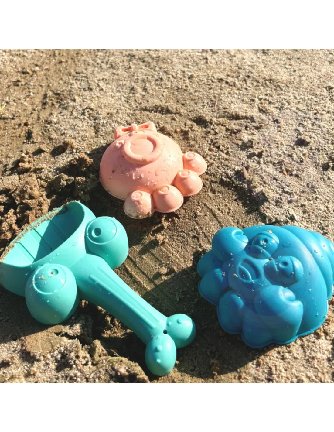 Kolorowe zabawki do piasku dla dziewczynki na plaży, foremki edukacyjne i kreatywne  - zabawki-dla-dziewczynki