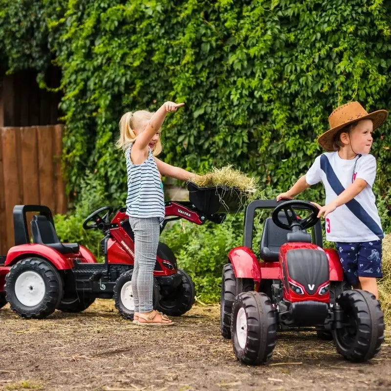 FALK Traktorek Czerwony Valtra S4 rozwija zdolności manualne i koordynację malucha - zabawki-dla-dziewczynki