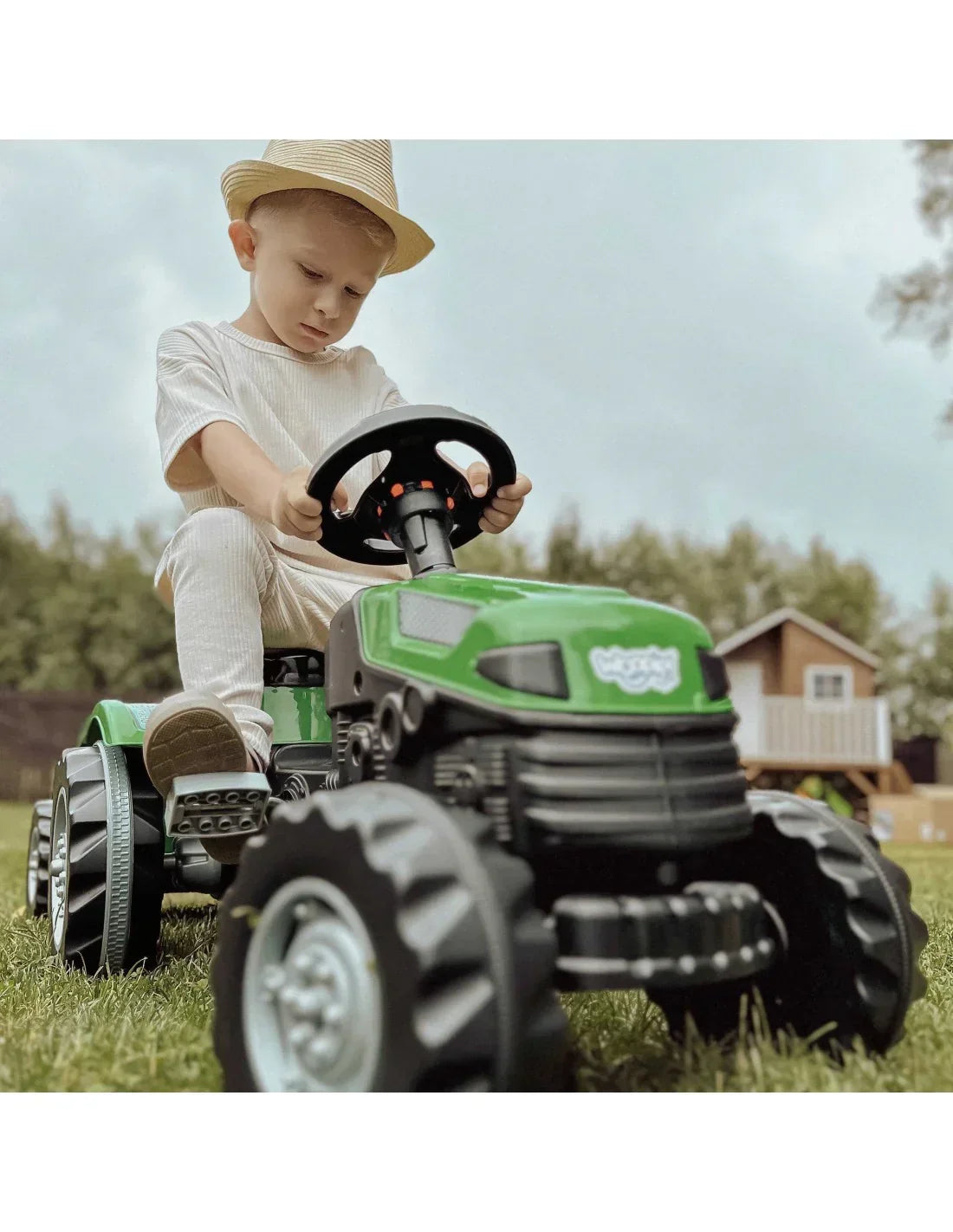 Dziecko jeżdżące traktorkiem WOOPIE Farmer GoTrac MAXI - zabawki-dla-dziewczynki