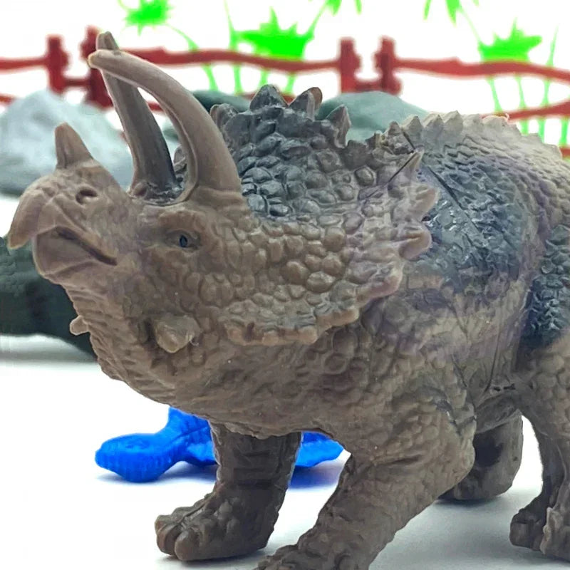 Zabawka dinozaur triceratops, figurka edukacyjna dla dzieci, na białym tle