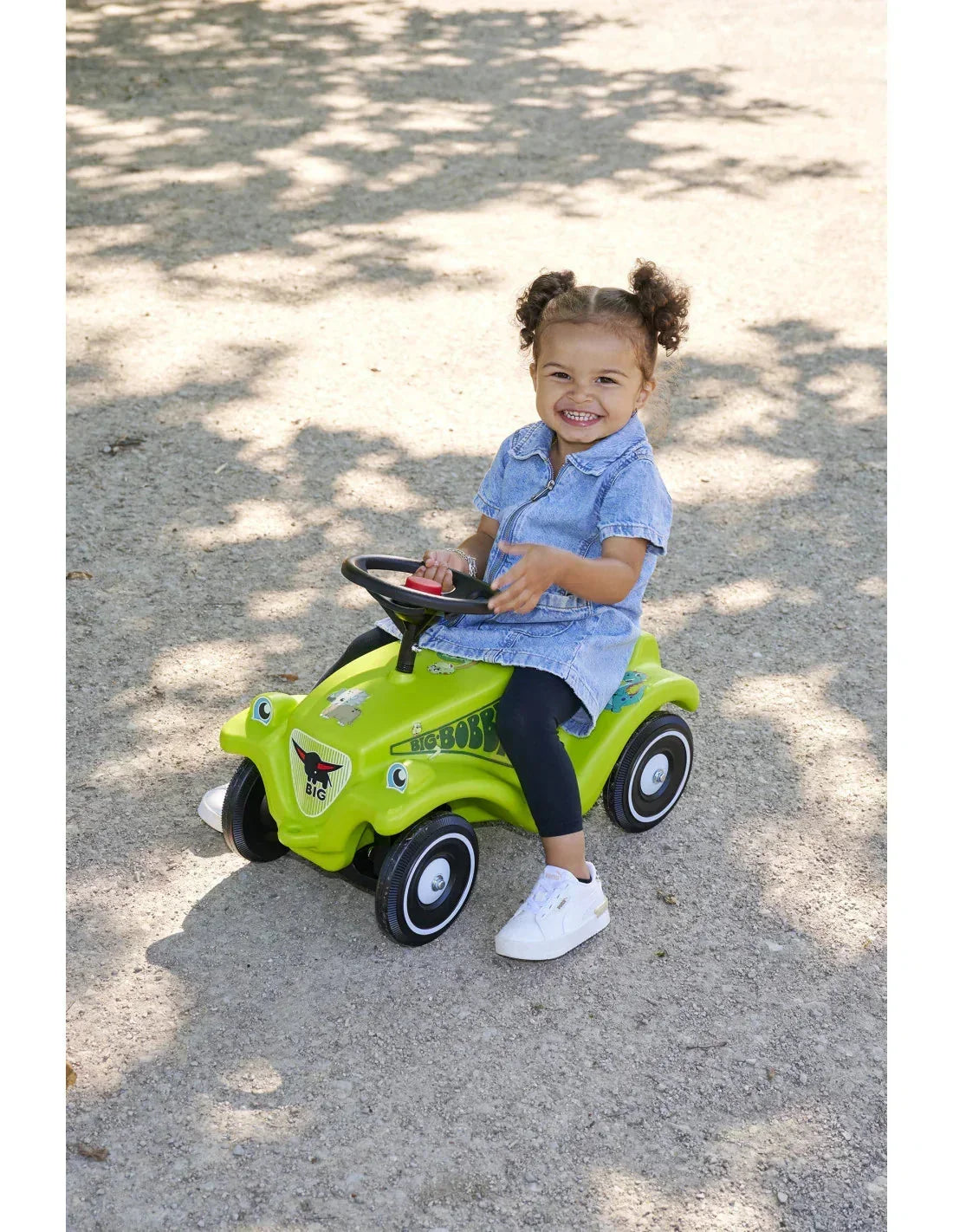 Stabilny i bezpieczny jeździk dziecięcy z kolorowym designem - zabawki-dla-dziewczynki