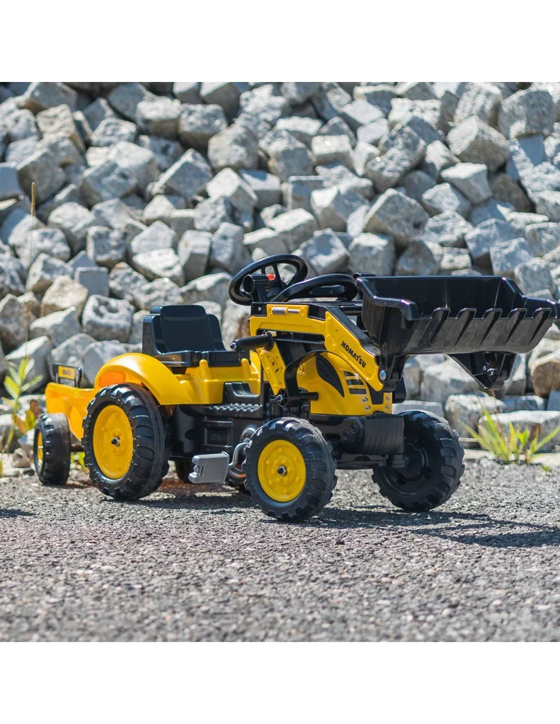 Traktor FALK Komatsu rozwijający motorykę dużą i koordynację ruchową  - zabawki-dla-dziewczynki