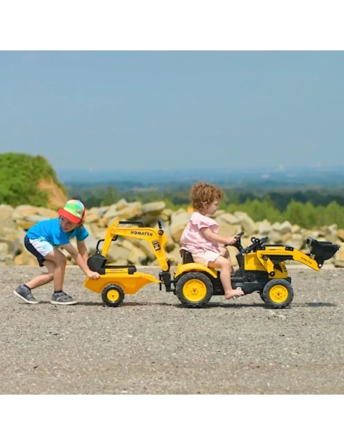 Traktor Komatsu na pedały dla dzieci z funkcjonalnym tylnym ramieniem koparki i stabilną konstrukcją - zabawki-dla-dziewczynki