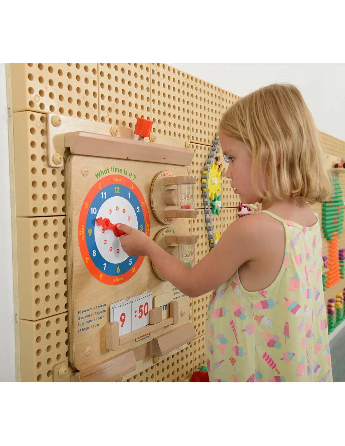 Drewniana tablica Montessori z zegarem do nauki godzin i minut - zabawki-dla-dziewczynki