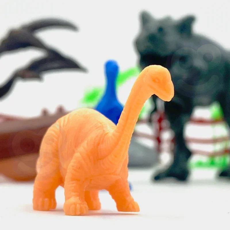 Pomarańczowy dinozaur zabawka na białym tle, zabawki dla dziewczynki, kreatywna zabawa