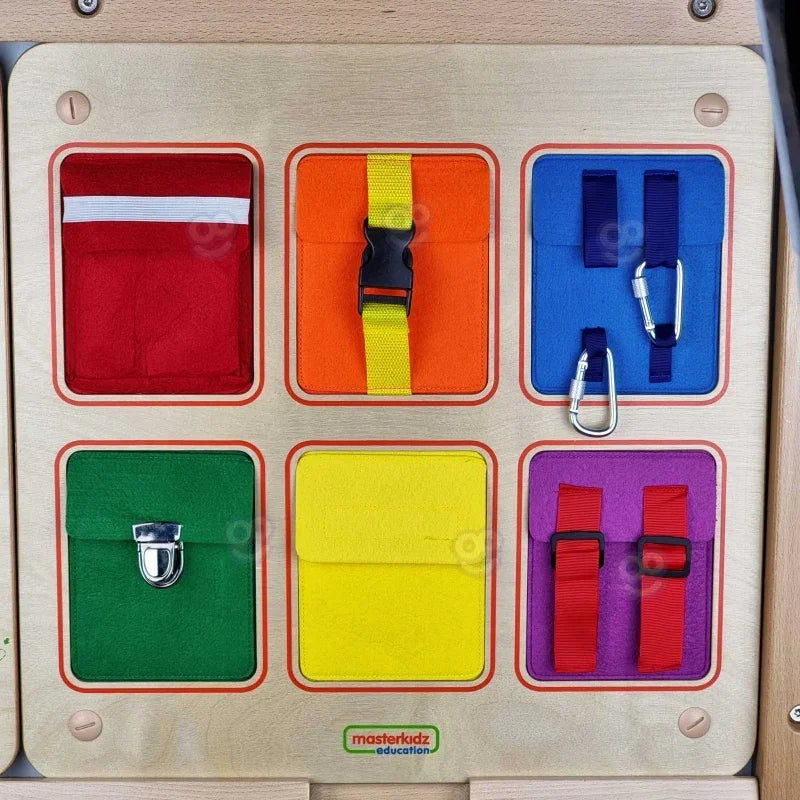 Drewniana tablica edukacyjna Masterkidz z kolorowymi kieszonkami i zapięciami - zabawki-dla-dziewczynki