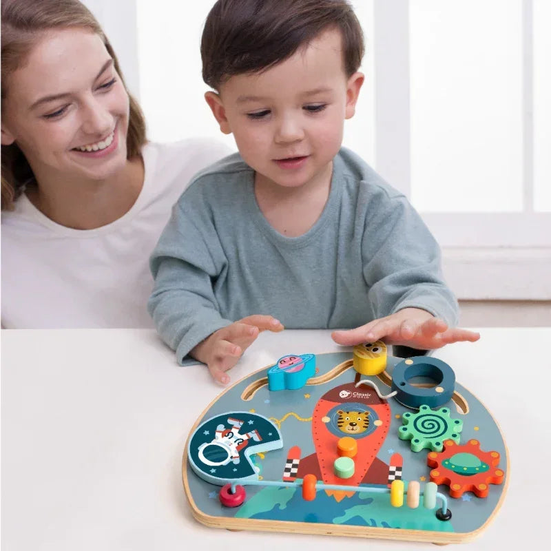 Tablica manipulacyjna CLASSIC WORLD wielofunkcyjna Rakieta - zabawki-dla-dziewczynki