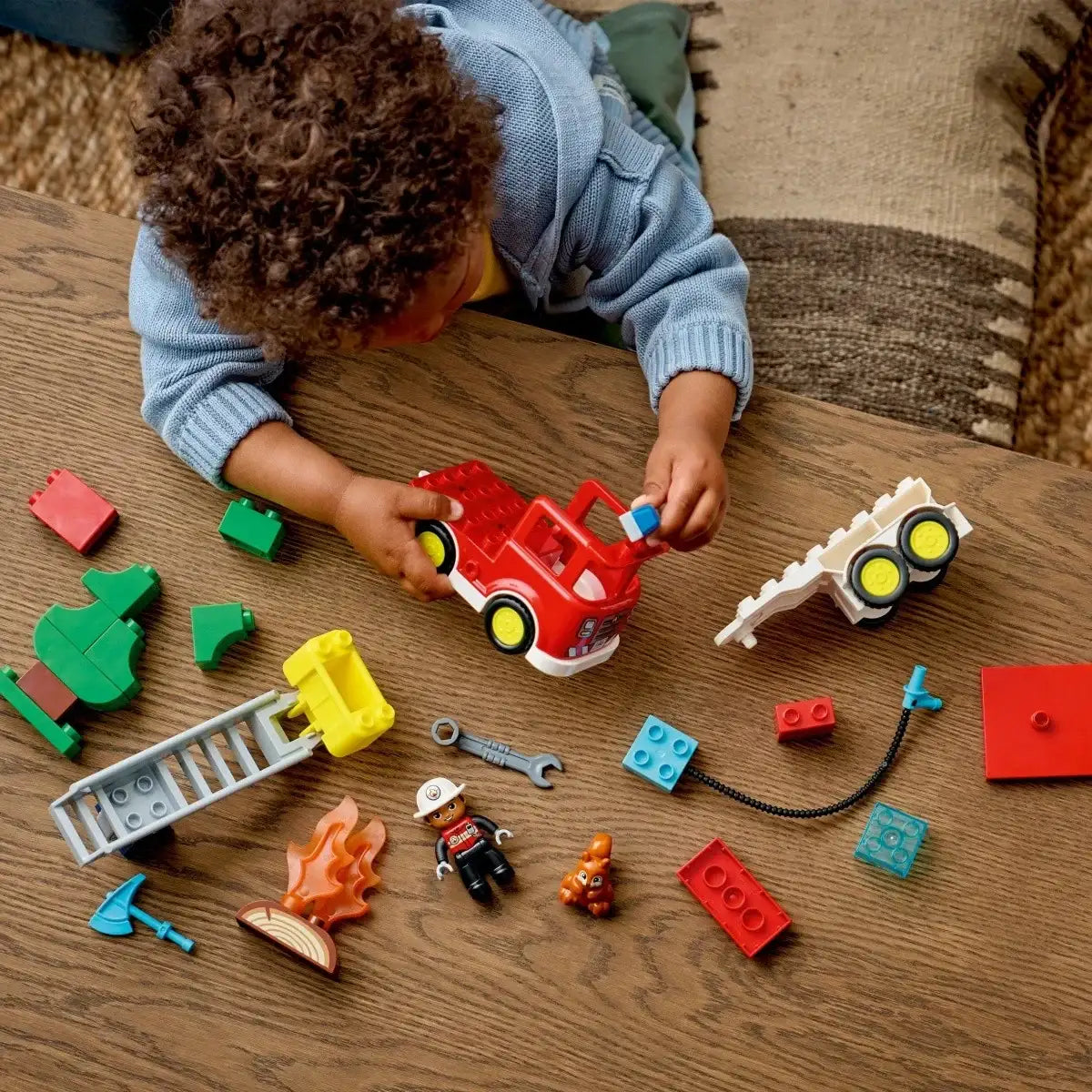 Dziecko bawi się klockami LEGO Duplo straż pożarna, kreatywne zabawki dla dzieci - zabawki-dla-dziewczynki