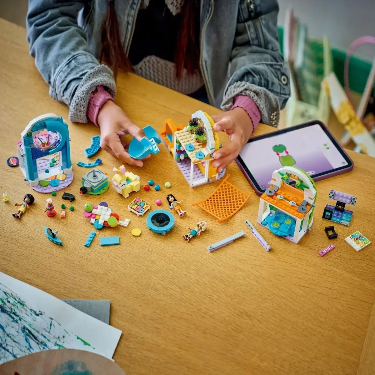 Dziewczynka bawi się kreatywnymi klockami LEGO na drewnianym stole, zabawki dla dziewczynki - zabawki-dla-dziewczynki