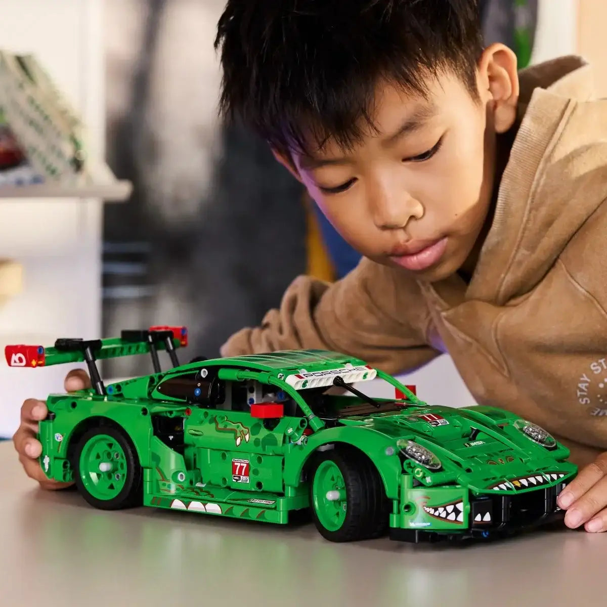 LEGO Technic 42224 Porsche 911 GT3 R model wyścigowy dla dzieci  - zabawki-dla-dziewczynki