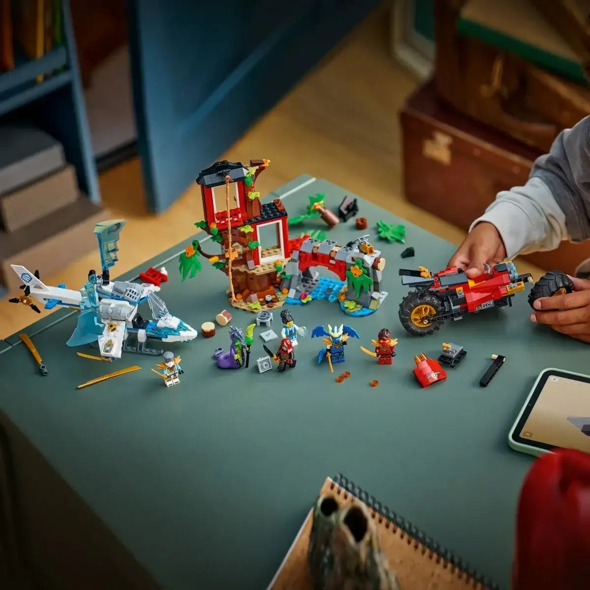 LEGO Ninjago domek na drzewie z pojazdami bojowymi