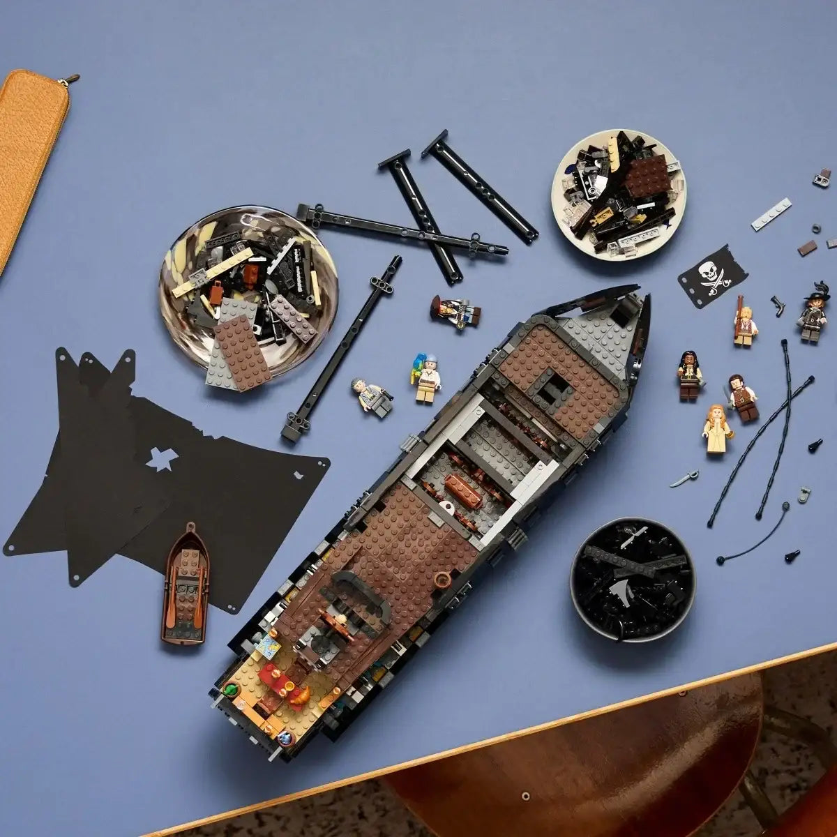 Kolekcjonerski model LEGO 10365 statek piracki z otwieranym pokładem i kabiną kapitana - zabawki-dla-dziewczynk