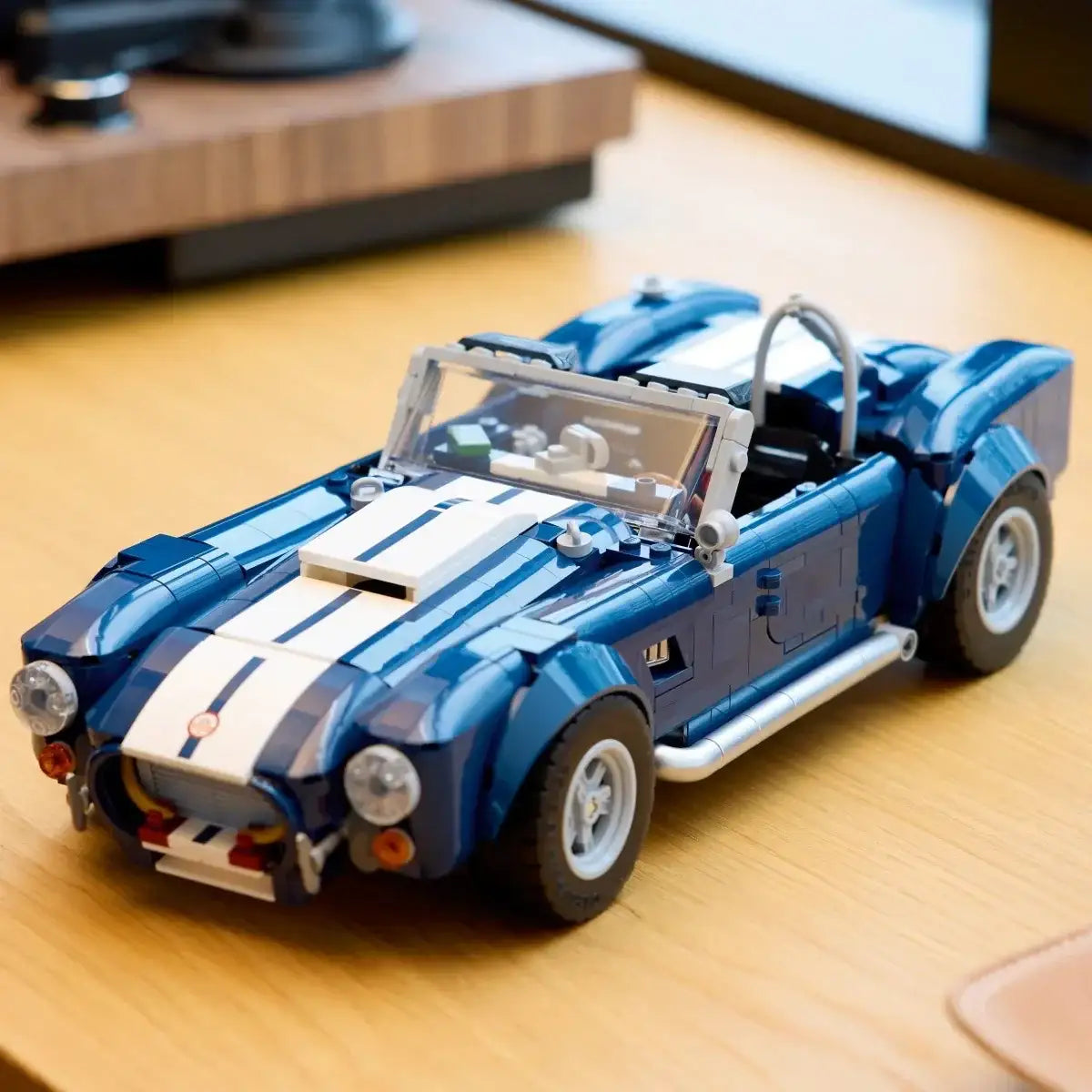 LEGO model Shelby Cobra 427 S/C silnik V8 i realistyczne detale auta - zabawki-dla-dziewczynki