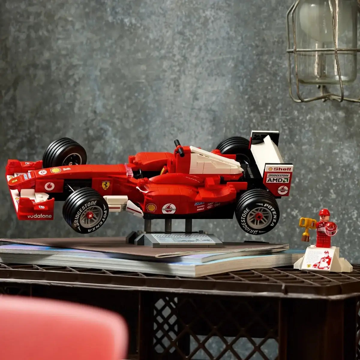 LEGO Icons Ferrari F2004 z Michaelem Schumacherem