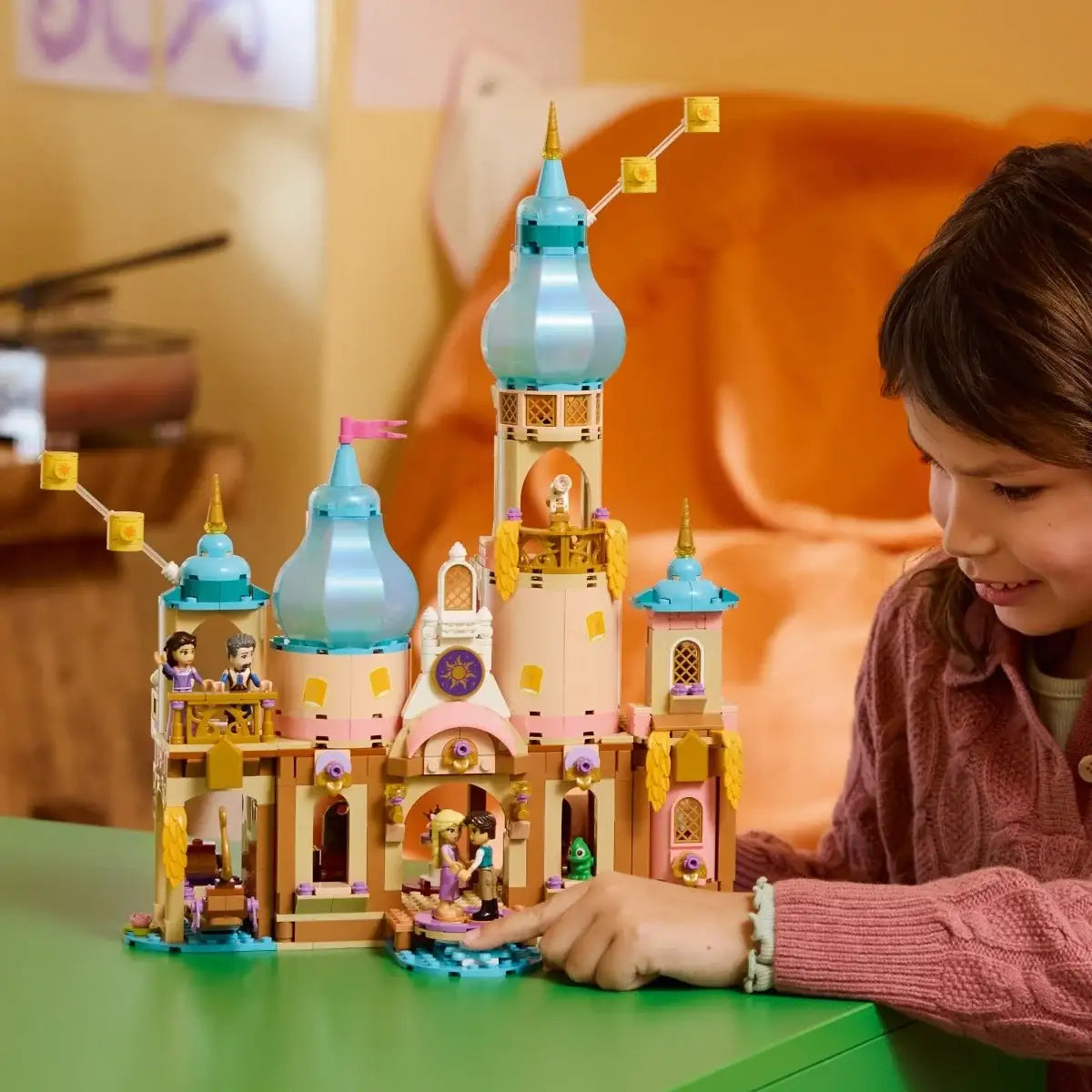 Zamek Roszpunki LEGO z balkonem, wieżą i łódką