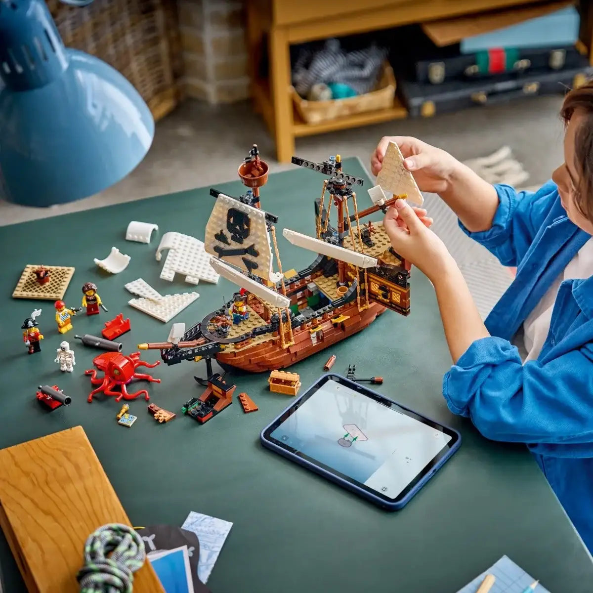 LEGO Creator statek piracki dla dzieci z armatami, żaglami i skrzynią skarbów