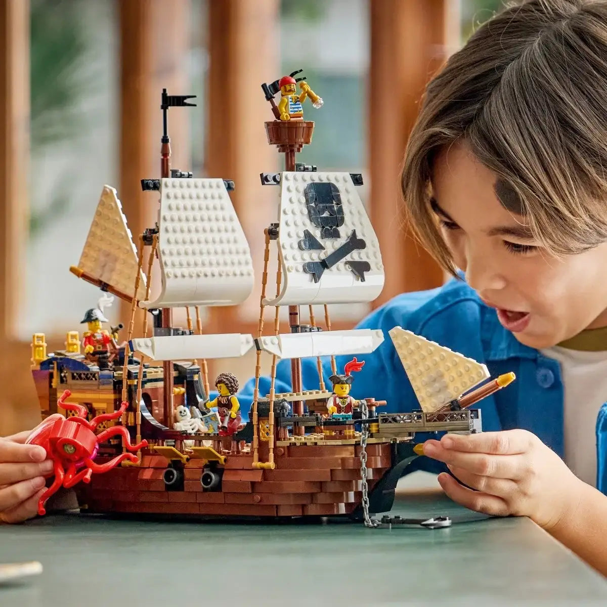 Statek piracki z klocków LEGO Creator 31387 z figurkami piratów