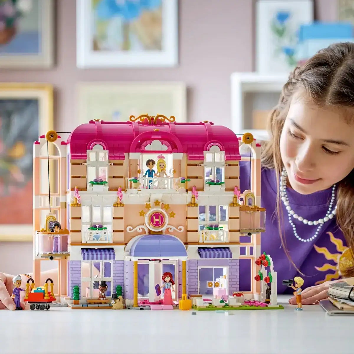 LEGO Friends 42704 luksusowy hotel z figurkami