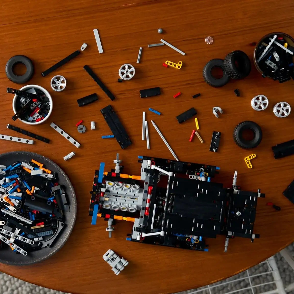 LEGO Fast & Furious Dodge Charger z silnikiem V8 i napędem na tylne koła