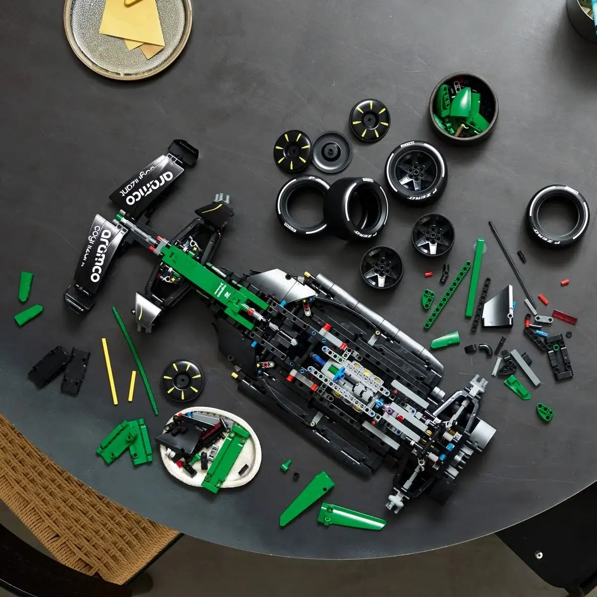 LEGO Technic 42240 kolekcjonerski bolid F1 w skali 1:8