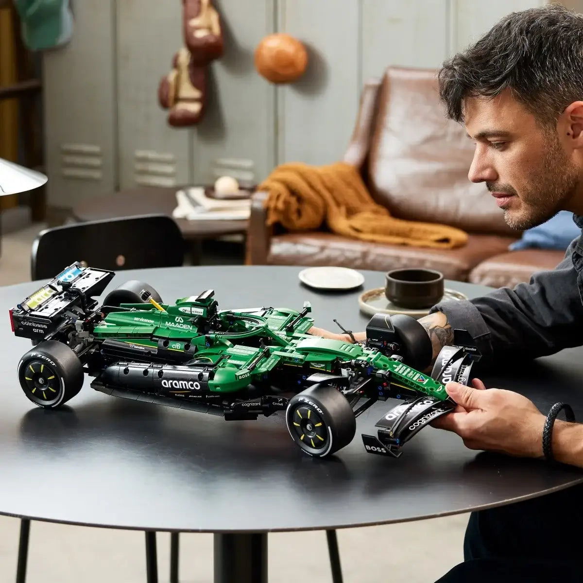 LEGO Technic Bolid F1 z funkcjonalnym zawieszeniem i systemem DRS