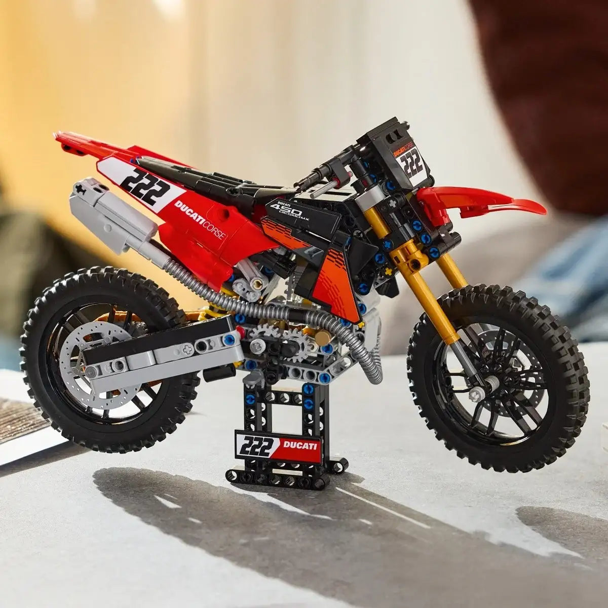 Motocykl LEGO Technic wyścigowy model Ducati z ruchomym zawieszeniem
