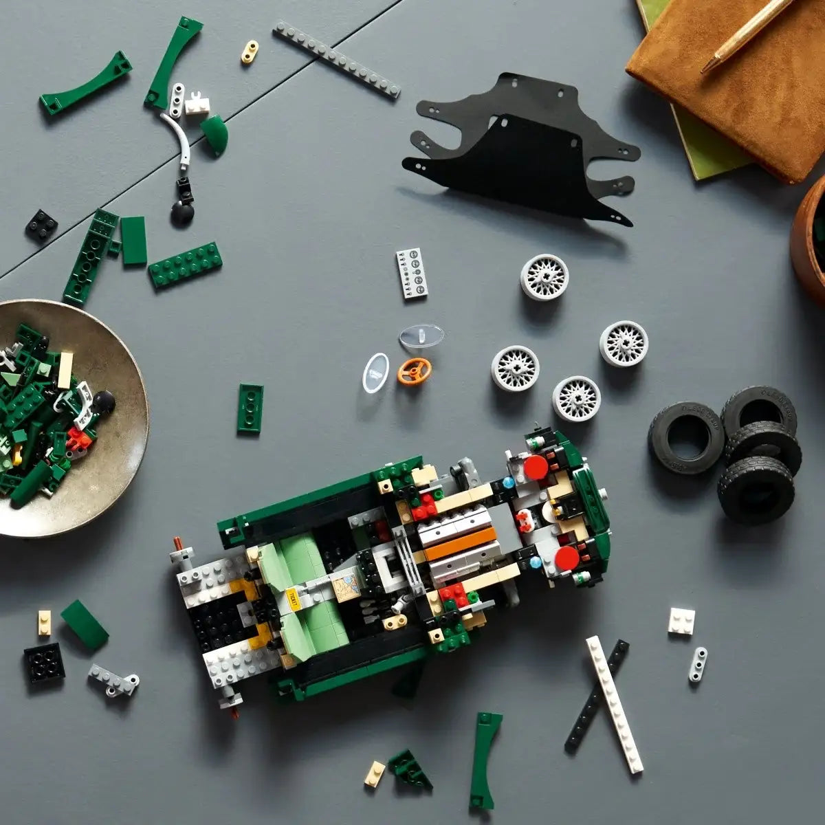 Klocki LEGO Icons przedstawiające klasyczny samochód Jaguar E-Type